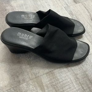MUNRO Black Y2K Slides Size 8 Narrow